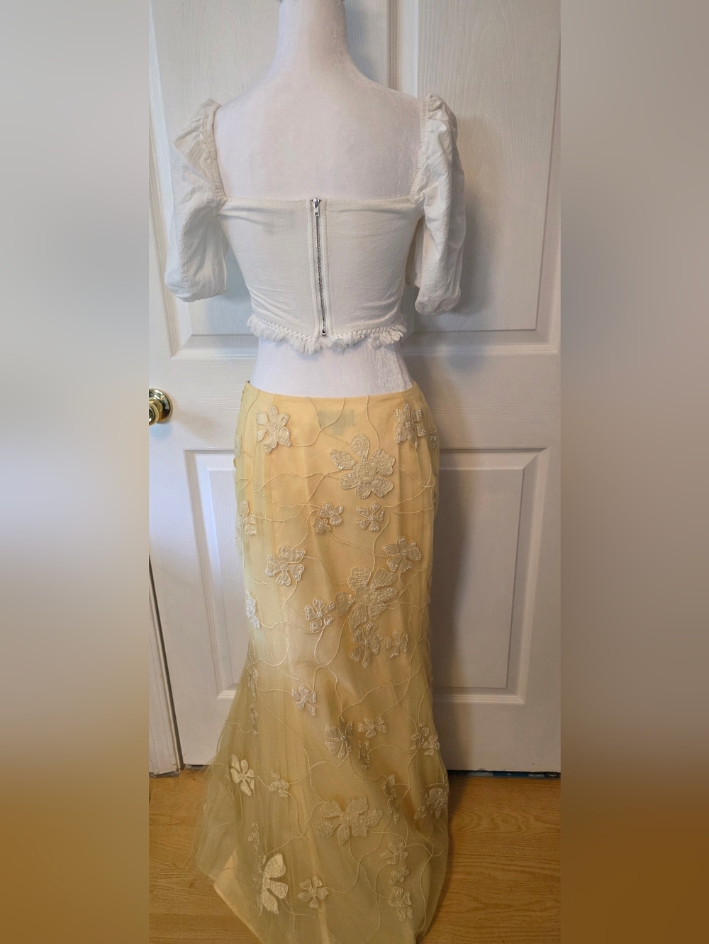 Shani Cream Embroidered Mesh Maxi Skirt Size 4 Romantic Floral Mermaid Hem - Picture 7 of 8